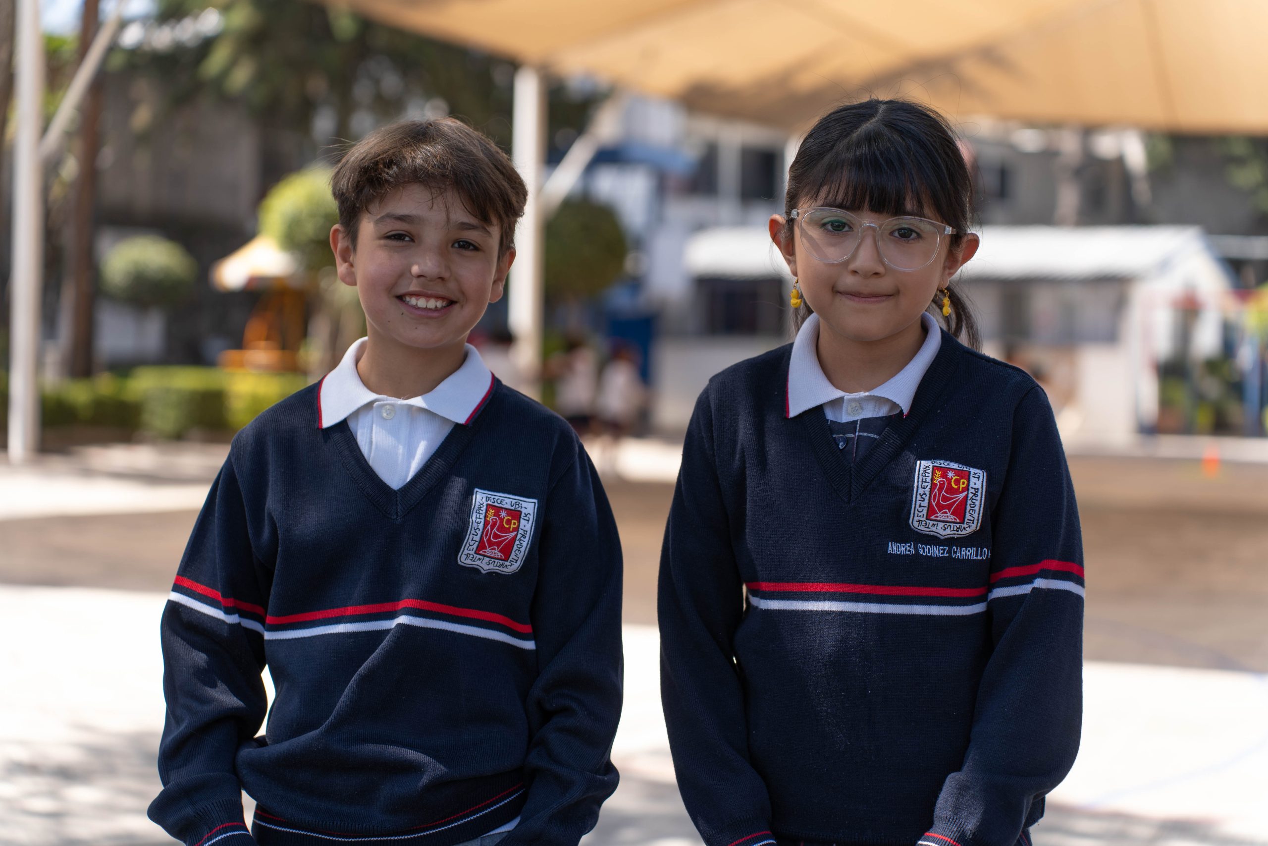 Alumnos de Primaria sonriendo.
