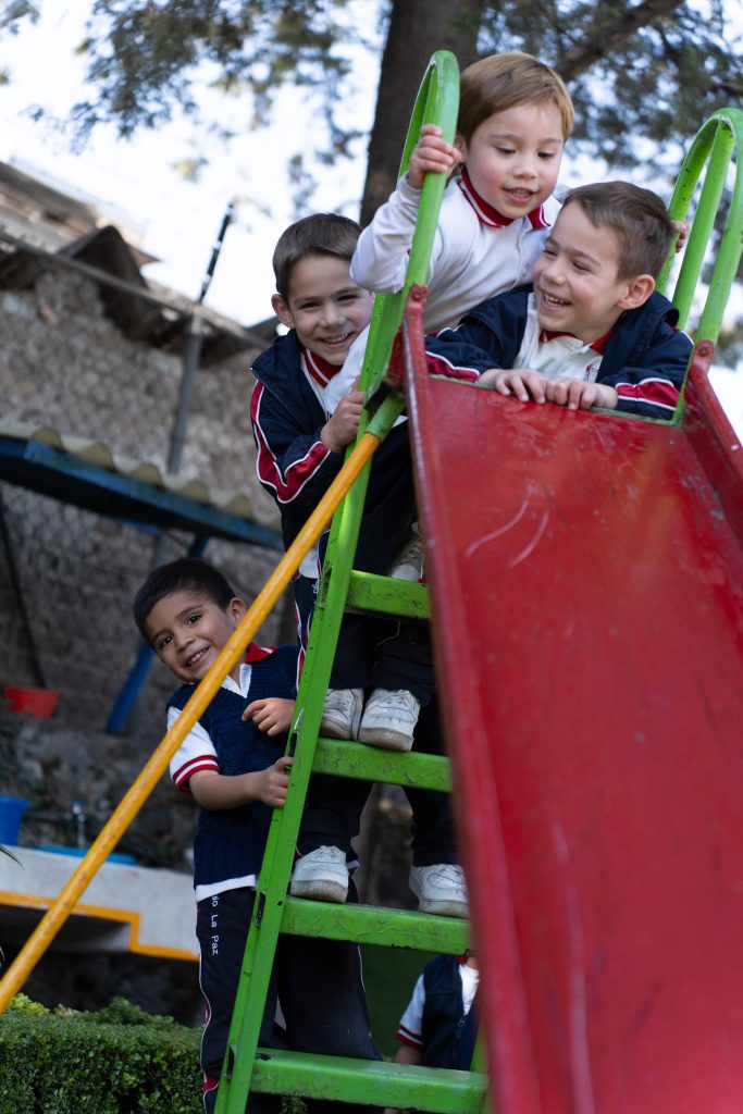 Niños de preescolar jugando.