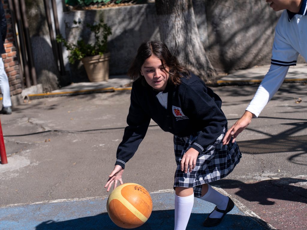 Alumna jugando basket.