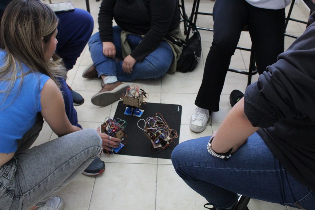 Jóvenes haciendo ejercicios de robótica
