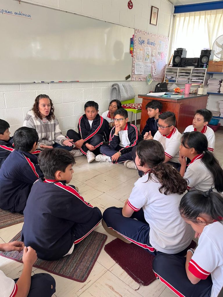 Alumnos en círculo tomando clase